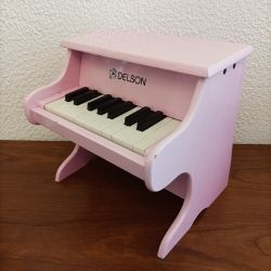 Mini Piano droit de marque DELSON de couleur rose, en bois à partir de 3 ans 